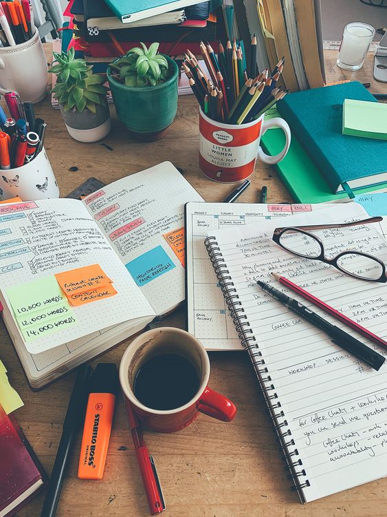 Mesa destinada a estudar para concurso público com livros, cadernos, anotações e demais acessórios.